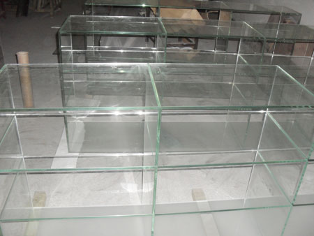 东莞玻璃加工厂家使用浮法玻璃有什么特点及优点？